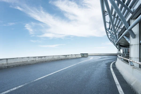 Traffic on road by modern building — Stock Photo, Image