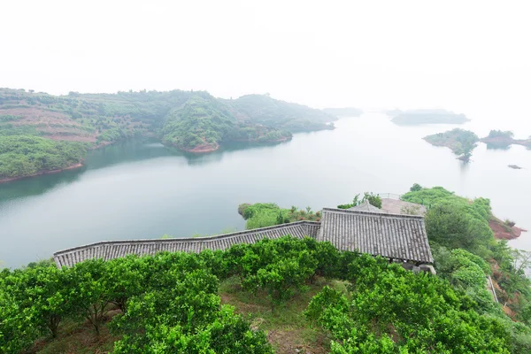 Paisaje del lago Qiandao en día de niebla —  Fotos de Stock