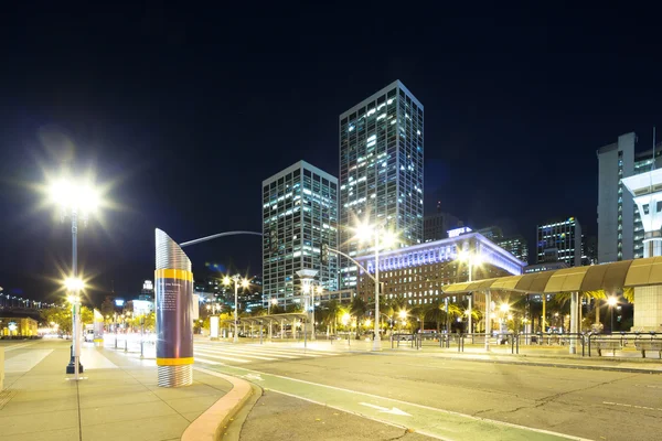 Město silnice s Panorama San Franciska v noci — Stock fotografie