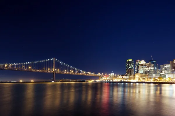 Água com paisagem urbana de São Francisco à noite — Fotografia de Stock