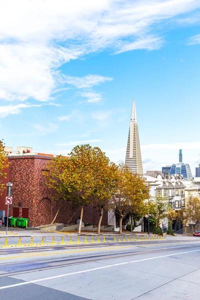 Route de ville avec paysage urbain de San Francisco — Photo