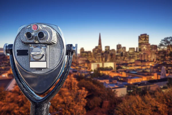 Touristisches Teleskop mit Stadtbild von San Francisco und Skyline — Stockfoto