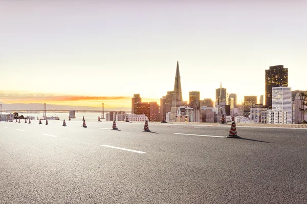 Road with cityscape of San Francisco and skyline — Stock Photo, Image