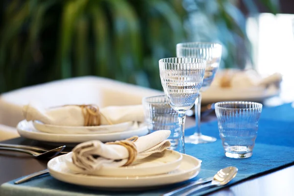 Serviette rangée et verre élégant sur la table — Photo