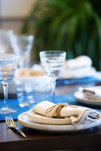 Toalla ordenada y vidrio elegante en la mesa —  Fotos de Stock