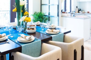 Modern yemek odasının içi.