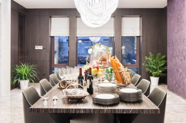 Modern yemek odasının içi.