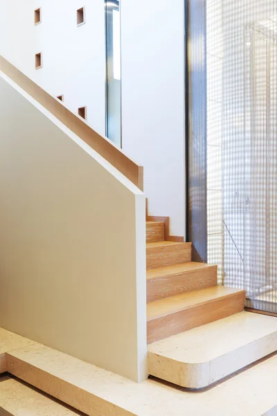 Intérieur de l'escalier moderne en bois — Photo