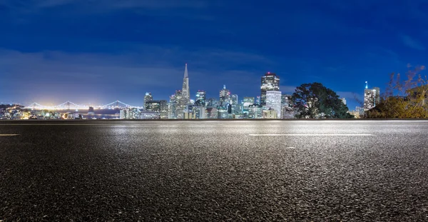 Άσφαλτο με αστικό τοπίο της San Francisco και στον ορίζοντα — Φωτογραφία Αρχείου