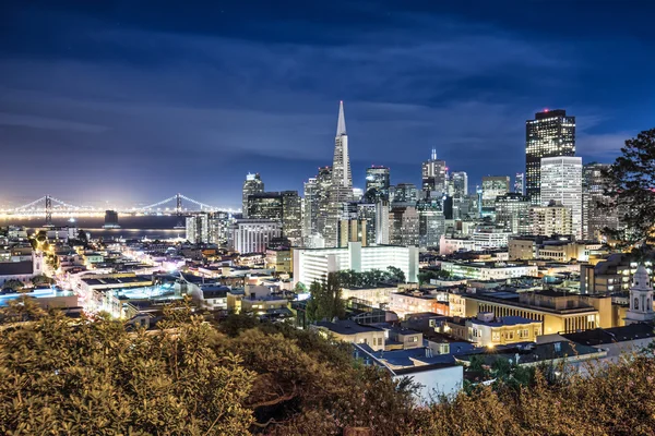 城市景观的 San Francisco 和照亮天际线 — 图库照片
