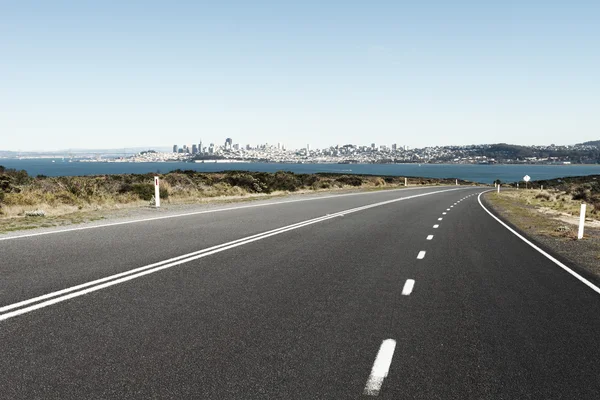 Route asphaltée et paysage de la mer et du ciel — Photo