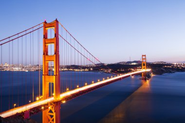 Şafakta mavi gökyüzü altın gate Köprüsü