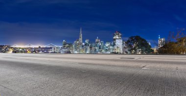 cityscape San Francisco ve manzarası olan asfalt yol