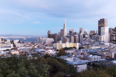 Cityscape San Francisco ve ışıklı manzarası