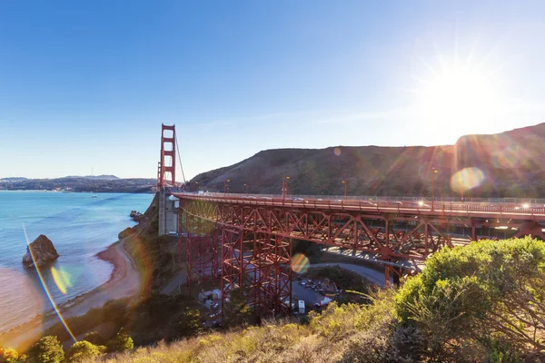 Gold gate bridge in blue sky at dawn — Stock Photo, Image