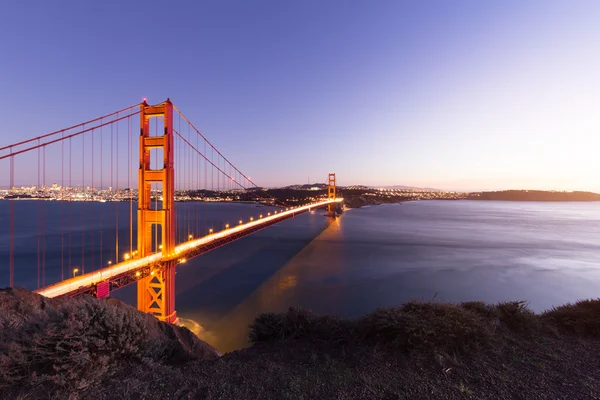 Gold gate-bron i blå himmel i gryningen — Stockfoto