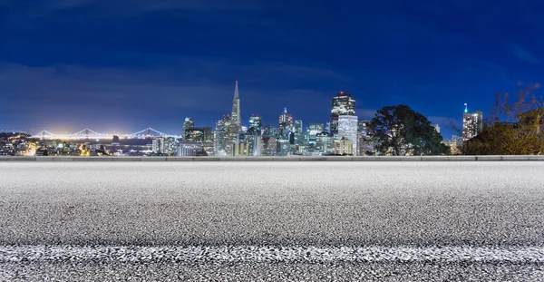 Asfaltweg met stadsgezicht van San Francisco — Stockfoto