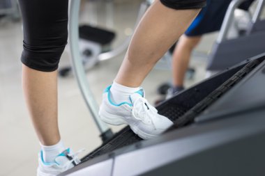 modern spor salonunda emekçilerin