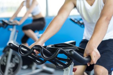 modern spor salonunda emekçilerin