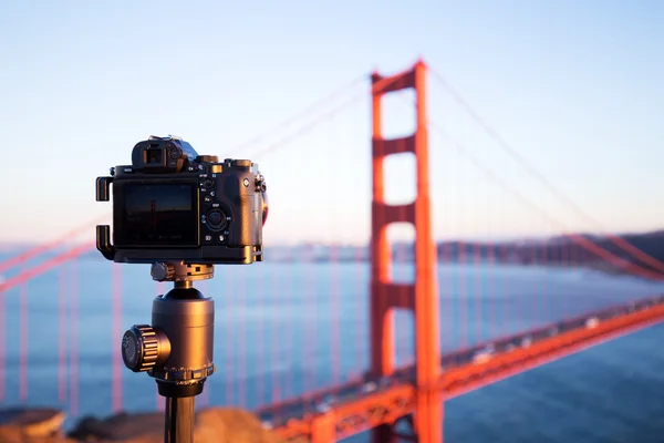 Fotoaparát a zlata gate bridge v modré obloze za svítání — Stock fotografie