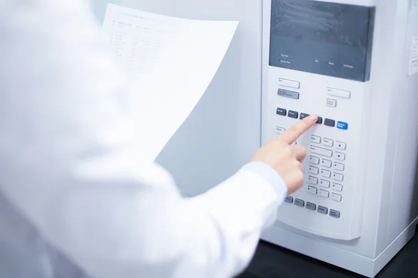 People analysis experimental data in computer in lab — Stock Photo, Image