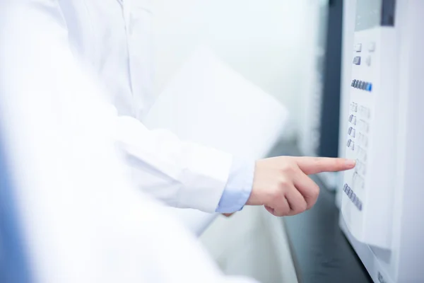 People analysis experimental data in computer in lab — Stock Photo, Image