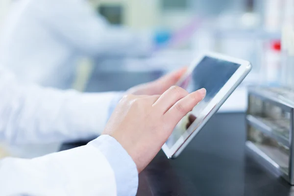 La gente hace experimentos médicos en el laboratorio — Foto de Stock