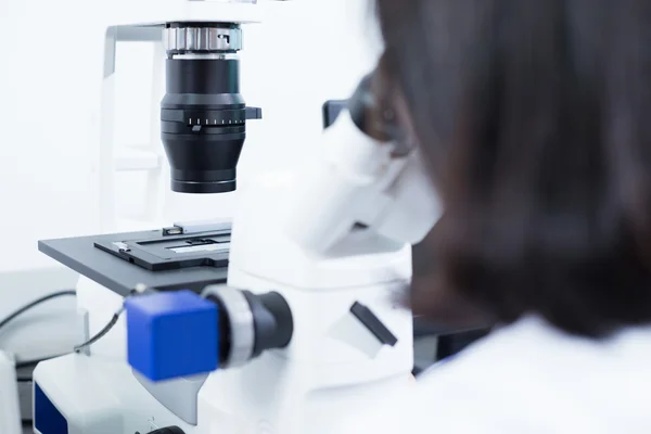 Girl does medical experiment in lab — Stock Photo, Image