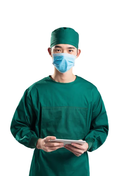 Junger Mann Arzt mit Tablette — Stockfoto
