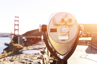 turistik teleskop ile altın Gate Köprüsü