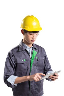 tablet ile genç Asyalı teknisyen 