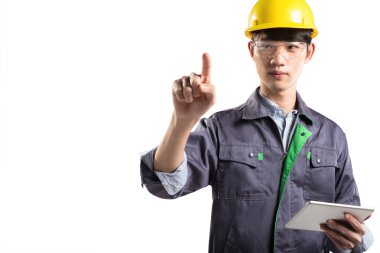 tablet ile genç Asyalı teknisyen 