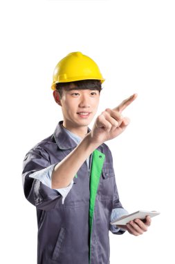 tablet ile genç Asyalı teknisyen 