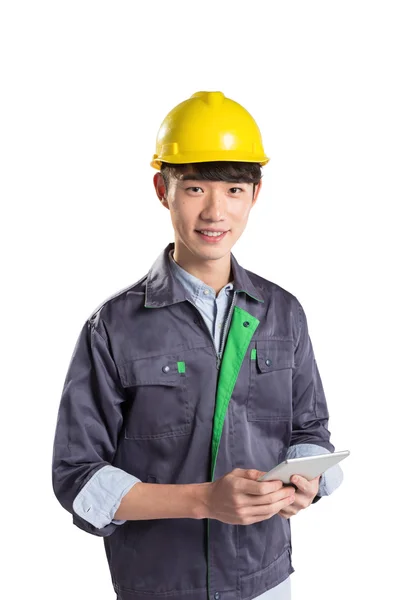 Jeune asiatique technicien avec tablette — Photo