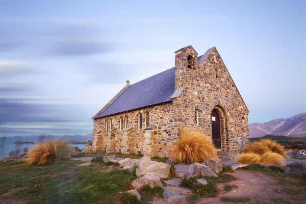ニュージーランドの湖の近くの石造りの家 — ストック写真