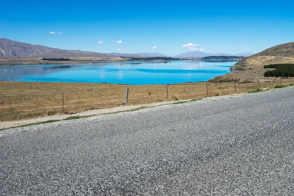 Asphalt road near lake in New Zealand — Stock Photo, Image