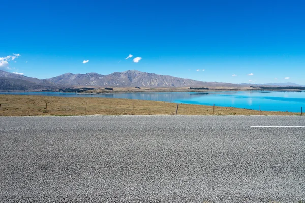 Estrada de asfalto perto do lago na Nova Zelândia — Fotografia de Stock