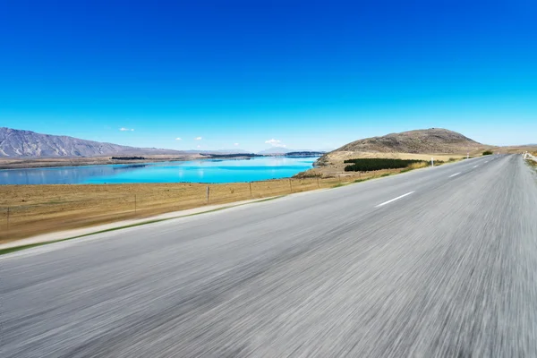ニュージーランドの湖近くのアスファルト道路 — ストック写真