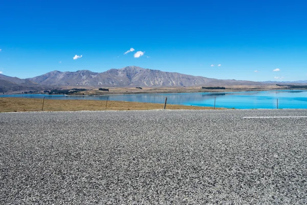 Асфальтована дорога біля озера в Новій Зеландії — стокове фото