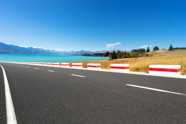 Asphalt road near lake in New Zealand — Stock Photo, Image