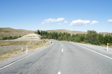 Yeni Zelanda'da lake yakınlarında asfalt yol