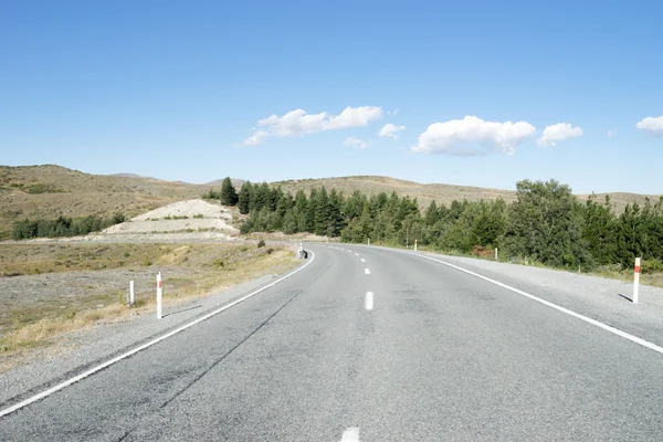 Asfaltová silnice poblíž jezero na Novém Zélandu — Stock fotografie
