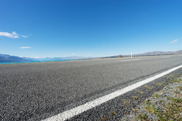 Asphalt road near lake in New Zealand — Stock Photo, Image