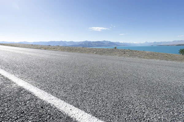 ニュージーランドの湖近くのアスファルト道路 — ストック写真