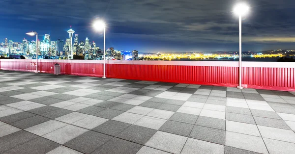밤에 시애틀의 도시와 대리석 바닥 — 스톡 사진