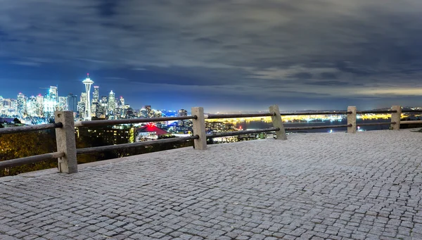 Pavimento in marmo con paesaggio urbano di Seattle di notte — Foto Stock