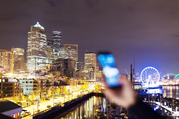 Smartphone met stadsgezicht en nachtscène van Seattle — Stockfoto