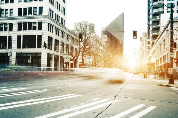 Verkeer op cityroad door moderne gebouwen in Seattle — Stockfoto