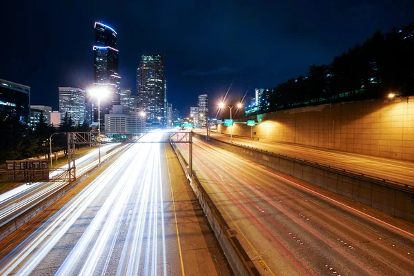 Traffico su strada urbana attraverso edifici moderni a Seattle — Foto Stock