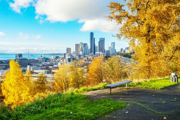 Skyline en skyline van Seattle op uitzicht vanaf hill — Stockfoto